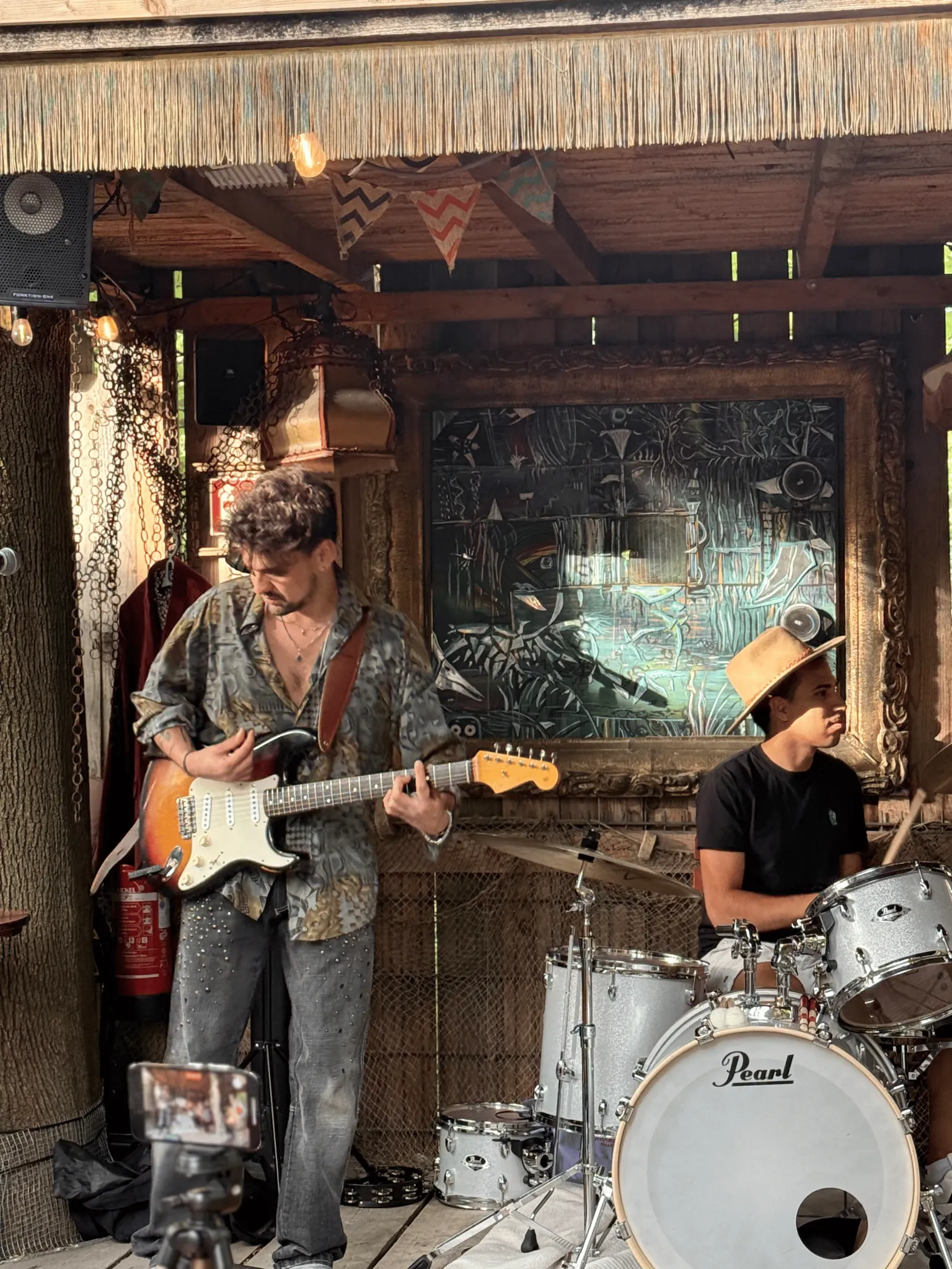 Last Cats on Earth spielen entspannt unter freiem Himmel in der Alten Utting
