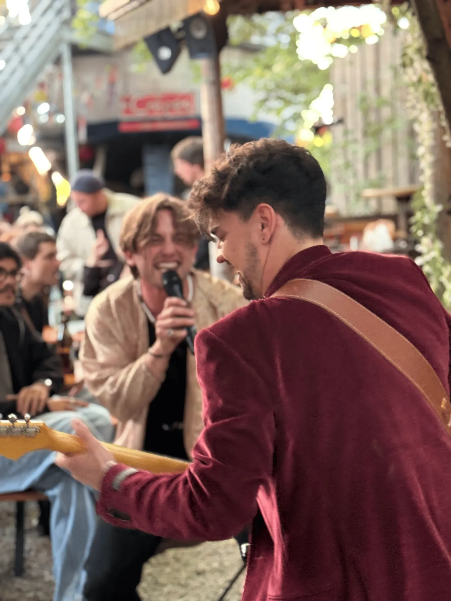 Band und Gäste ganz nah beieinander bei einem Event in München
